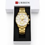 Montre CURREN avec bracelet doré et cadran blanc dans sa boîte, vue carrée