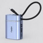 Powerbank HEPU bleu métallisé avec câble intégré – visuel illustratif
