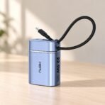Powerbank HEPU bleu métallisé avec câble intégré – visuel illustratif
